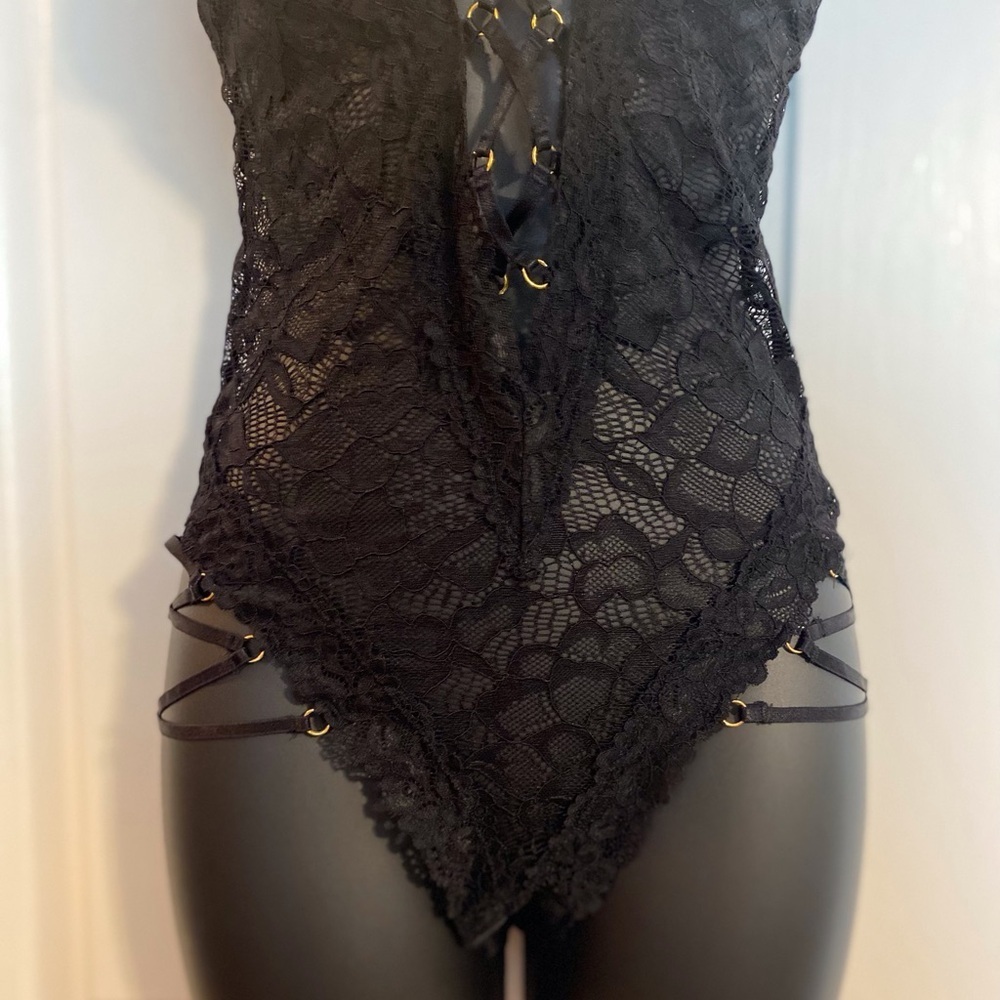 “FREDERICK’S OF HOLLYWOOD” Strappy Lace Teddy - Picture 10 of 16